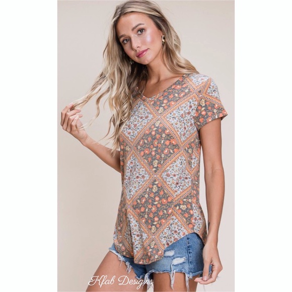 LAST 1! V Neck Super Soft Mosaic Floral Print Top! - Picture 4 of 8
